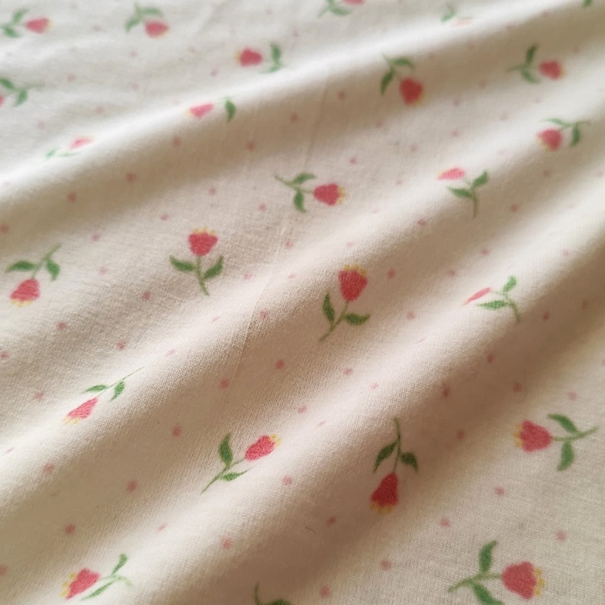 پارچه تریکو طرح گل ریز قرمز کد 4041015