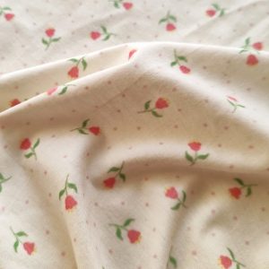 پارچه تریکو طرح گل ریز قرمز کد ۴۰۴۱۰۱۵