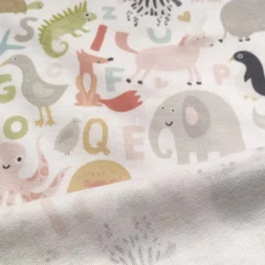پارچه تریکو طرح فانتزی حیوانات و الفبا کد ۴۰۴۱۰۵۵